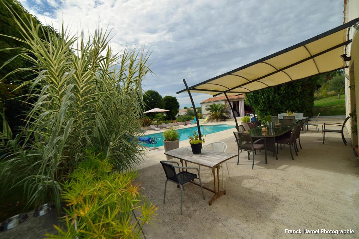 Le Clos Des Oiseaux Saintes Exterior photo