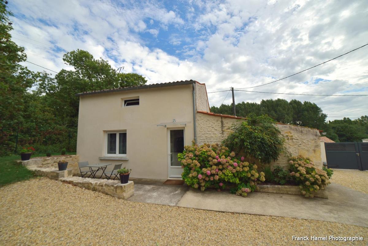 Le Clos Des Oiseaux Saintes Exterior photo