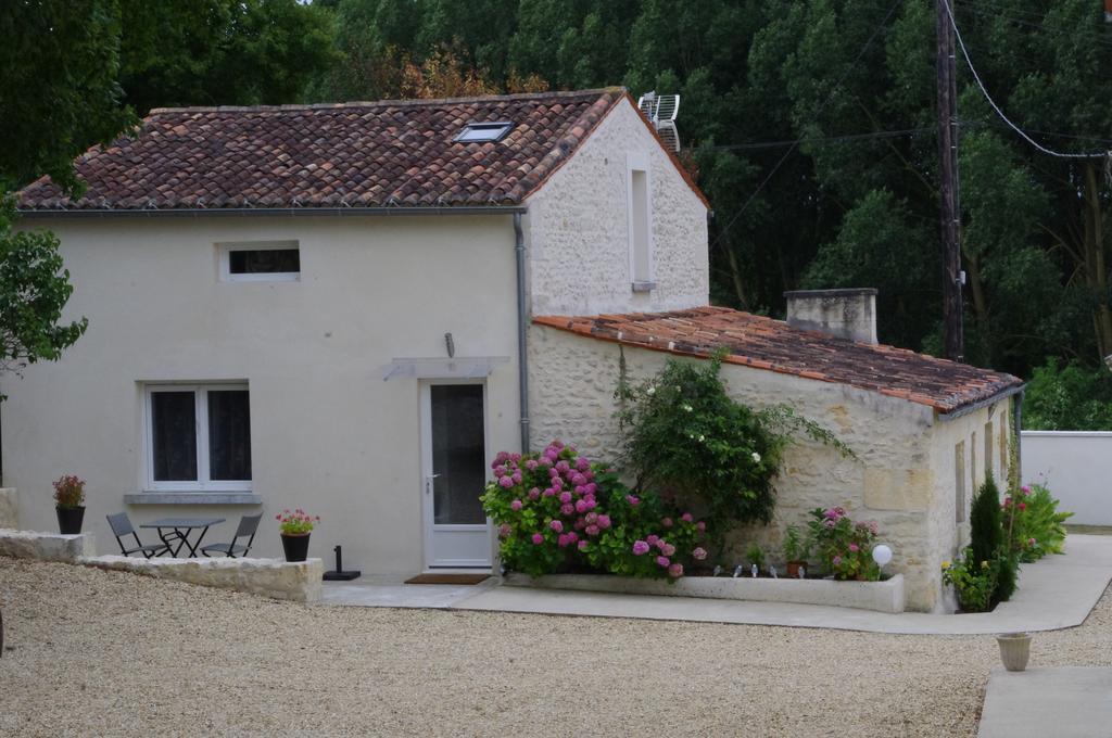 Le Clos Des Oiseaux Saintes Exterior photo