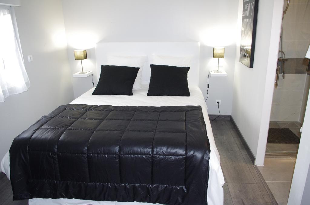 Le Clos Des Oiseaux Saintes Room photo